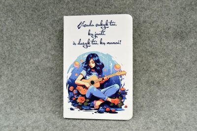 Užrašų knygutė mergina su gitara
