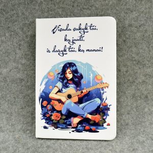 Užrašų knygutė mergina su gitara